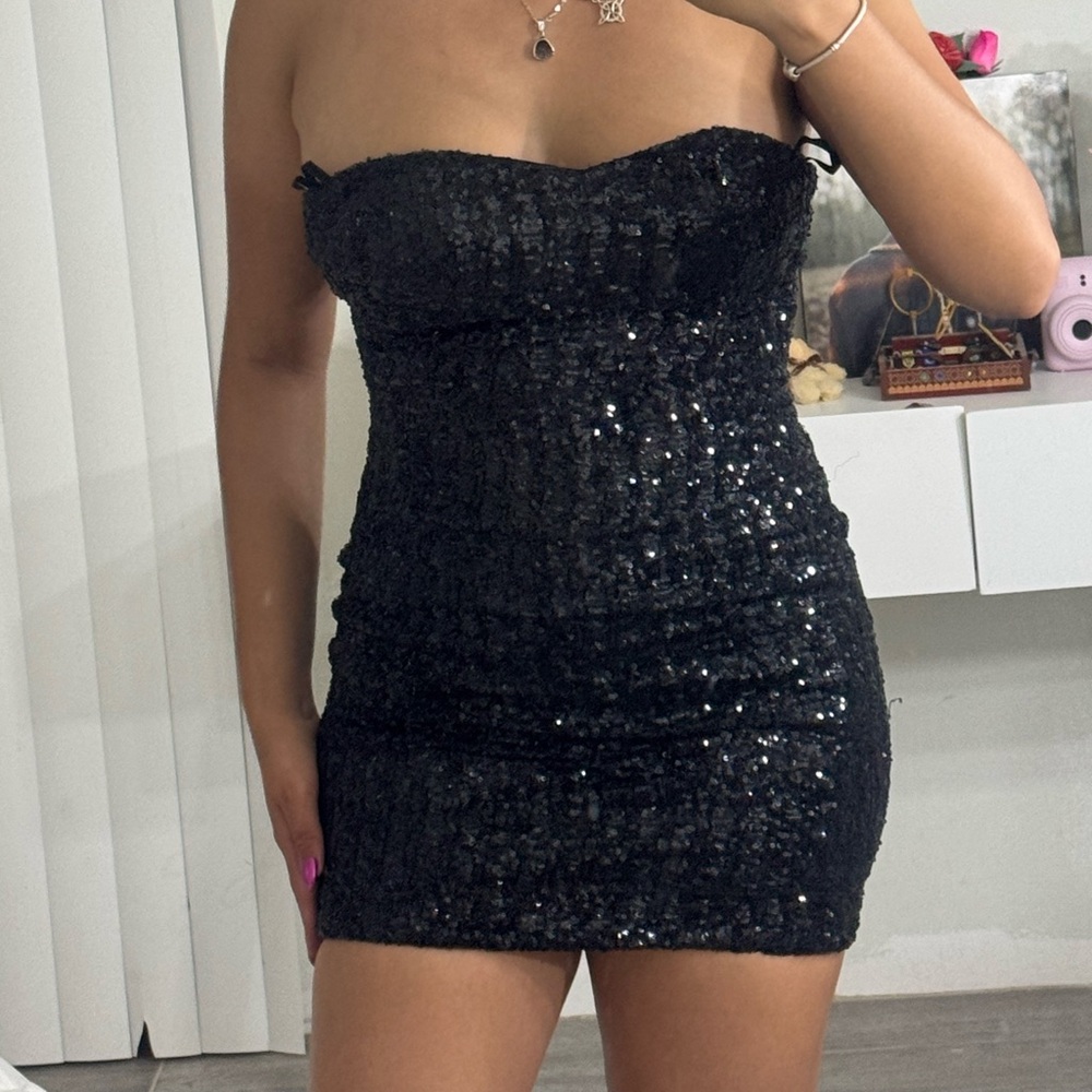 Elegant Black Sequin Strapless Dress